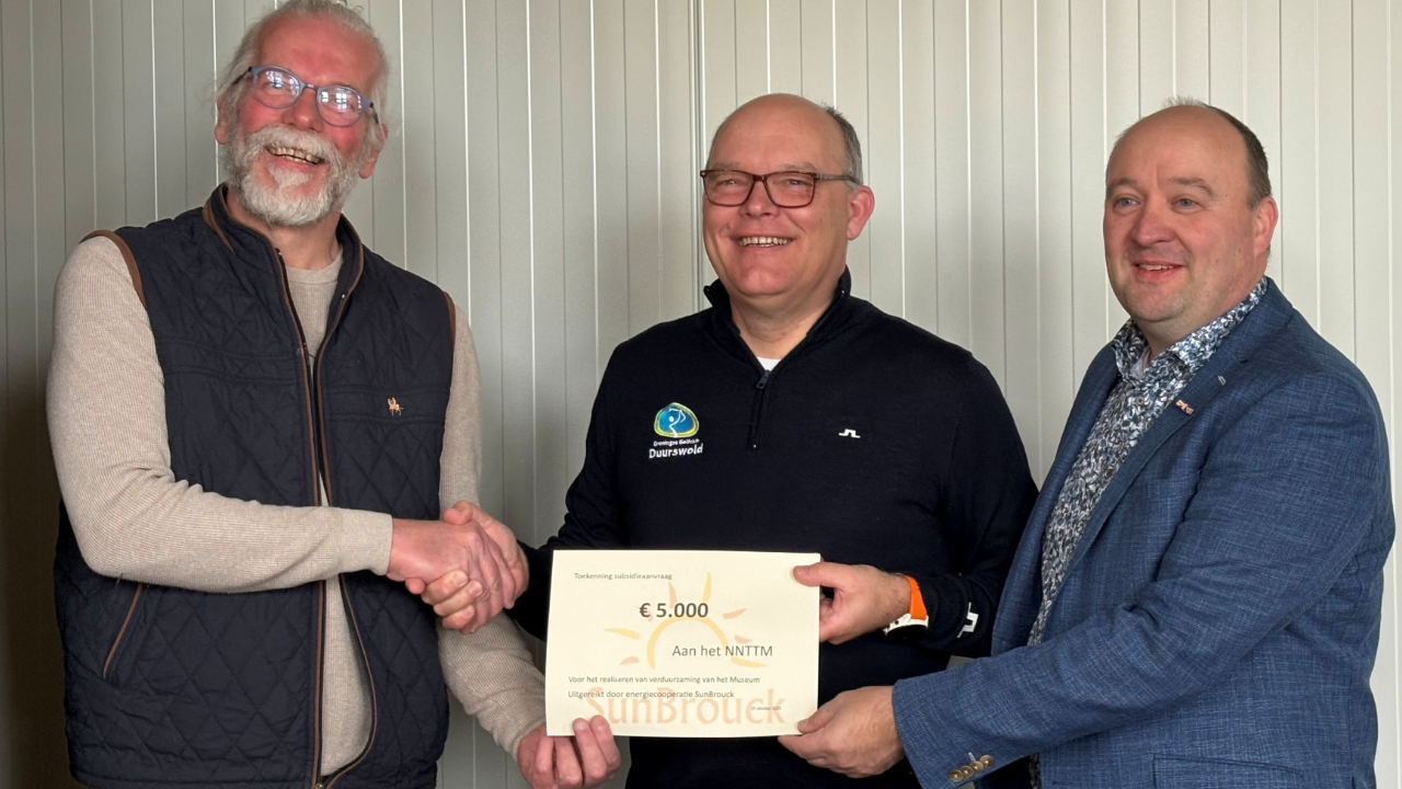 Overhandiging cheque  SunBrouck aan Trammuseum. Foto: Jolanda Penning, NNTTM.