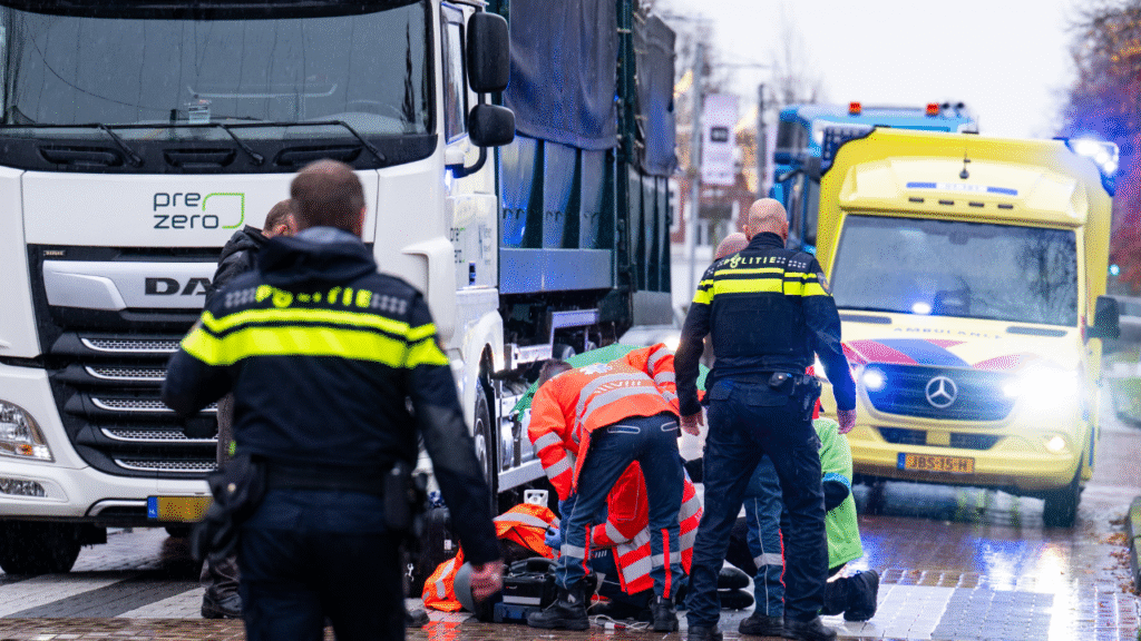 scooterrijder gewond op Noorderstraat na botsing met vrachtwagen