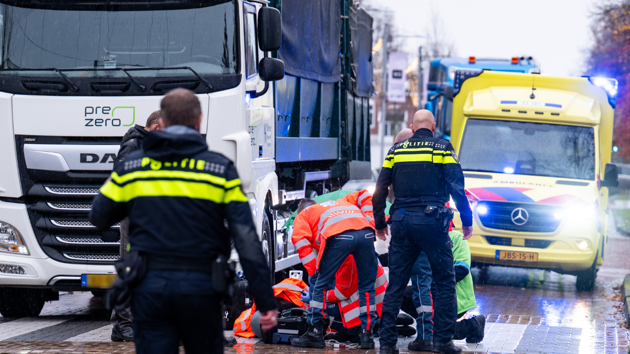 scooterrijder gewond op Noorderstraat na botsing met vrachtwagen