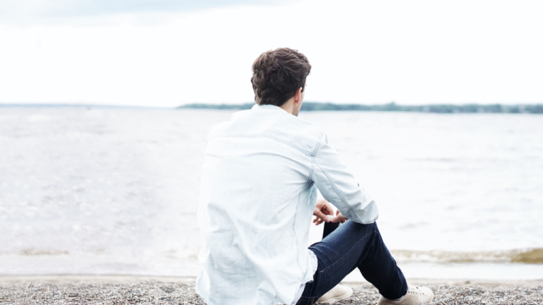 jongen aan het denken