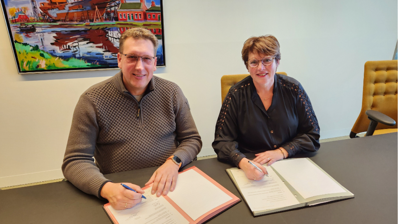 Gemeente en De Ridder Bouw tekenen koopovereenkomst voor woningbouw aan Kerkstraat Zuidbroek