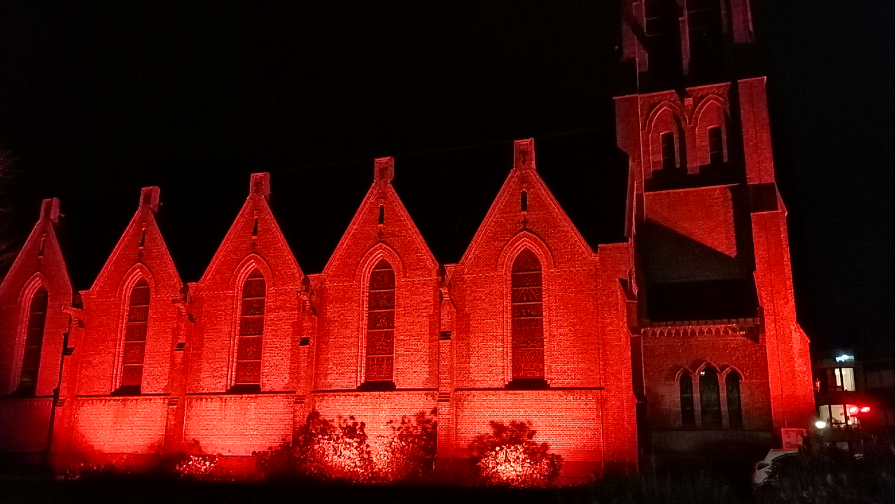 RK kerk in Sappemeer rood verlicht