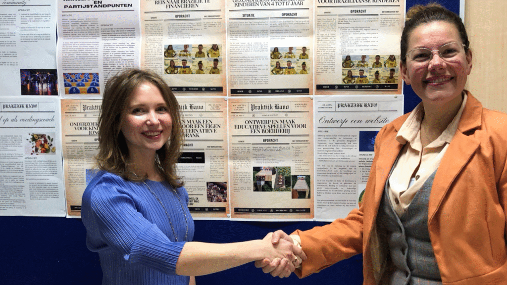 Op de foto: Nadia en Meriellen van der Raa bij een van de vacatureborden voor havo-p