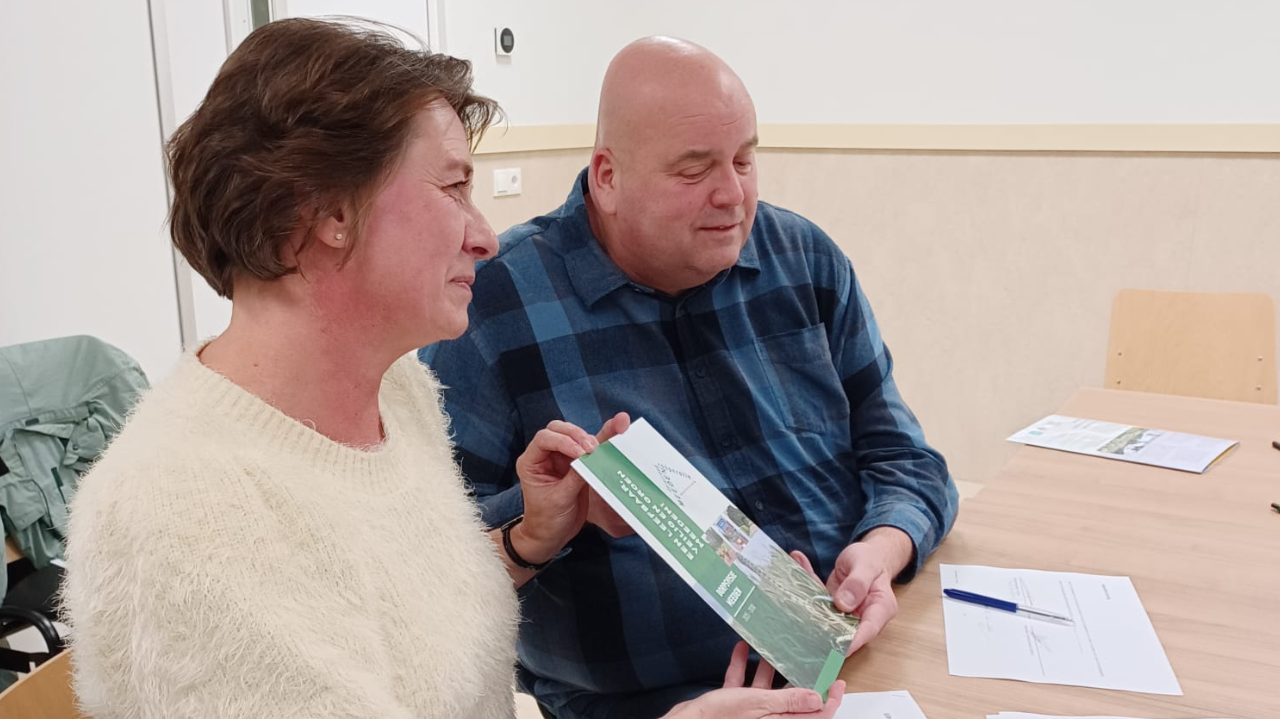 foto: Wethouder Hoesen en Niels Holthof van de dorpscoöperatie Meeden