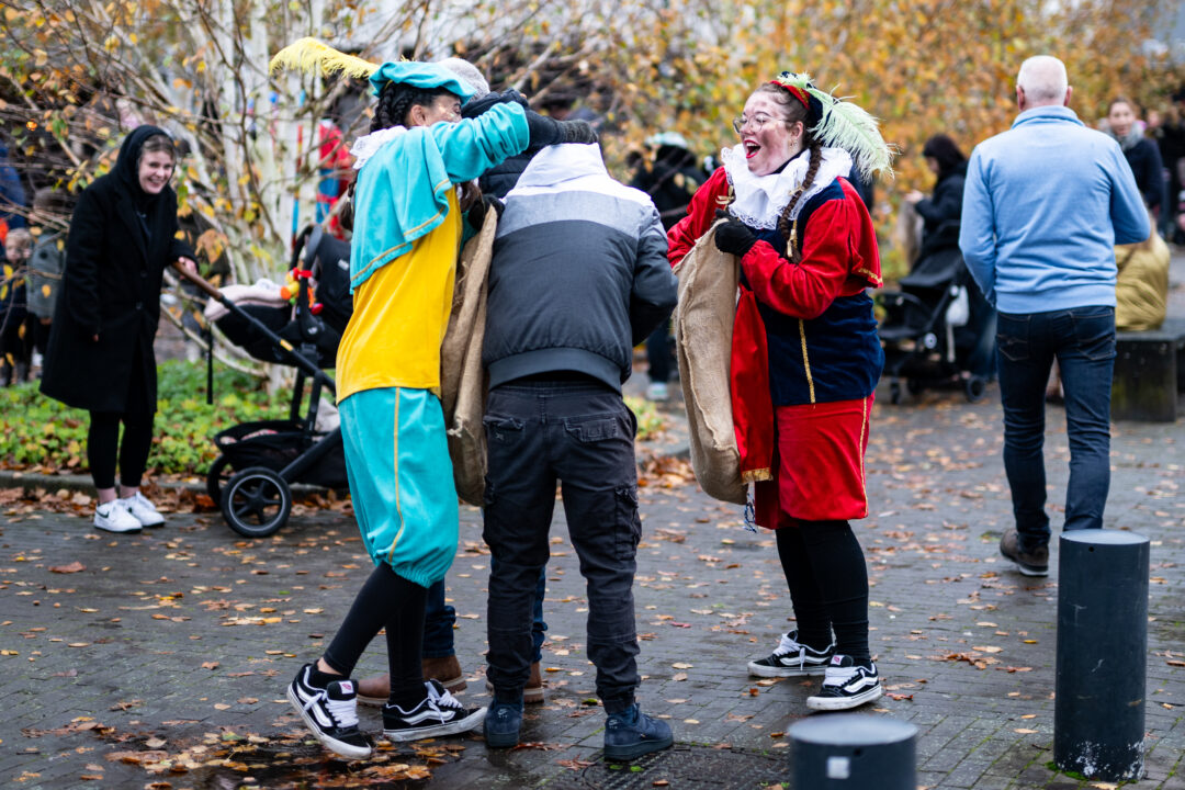 Sinterklaas bij Winkelcentrum De Hooge Meeren in Hoogezand