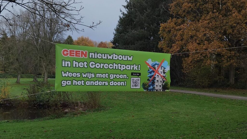 In het Gorechtpark in Hoogezand is een protestspandoek geplaatst tegen de woningbouw in het park.