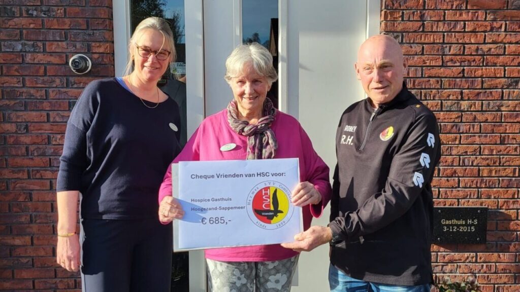 Vrienden van HSC uit Sappemeer hebben Hospice ’t Gasthuis 685 euro gedoneerd