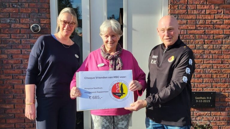 Vrienden van HSC uit Sappemeer hebben Hospice ’t Gasthuis 685 euro gedoneerd