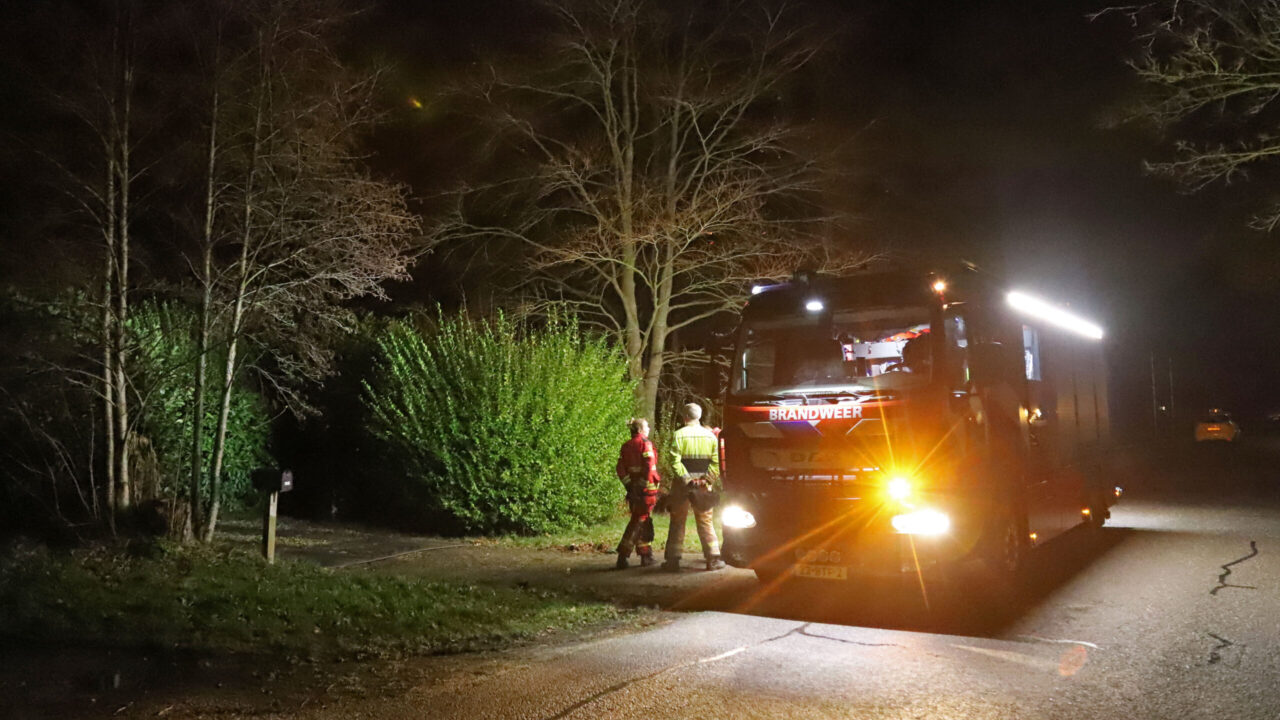 Brandweer onderzoekt lucht in huis aan de Borgweg Scharmer