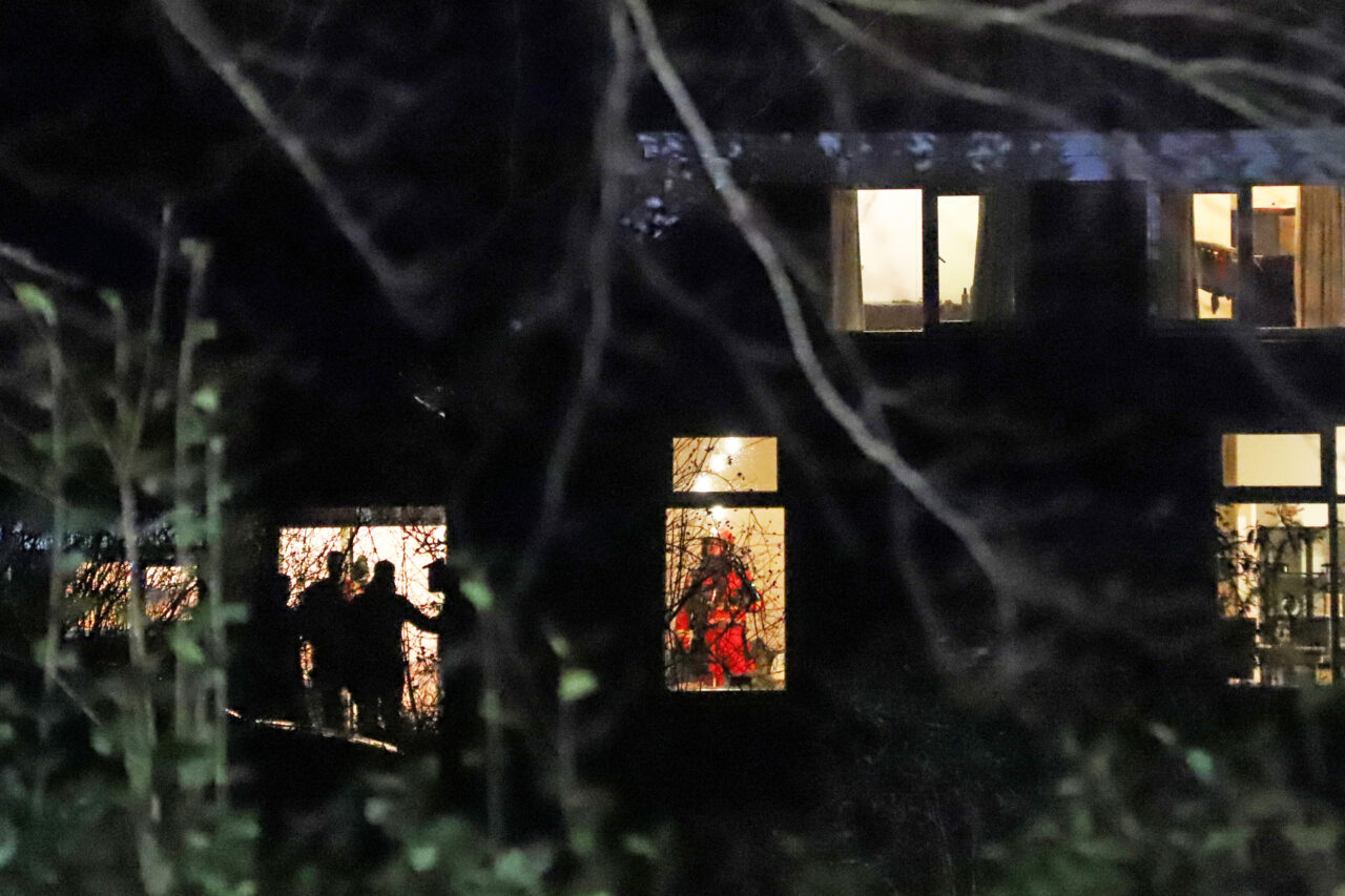 Brandweer onderzoekt lucht in huis Scharmer