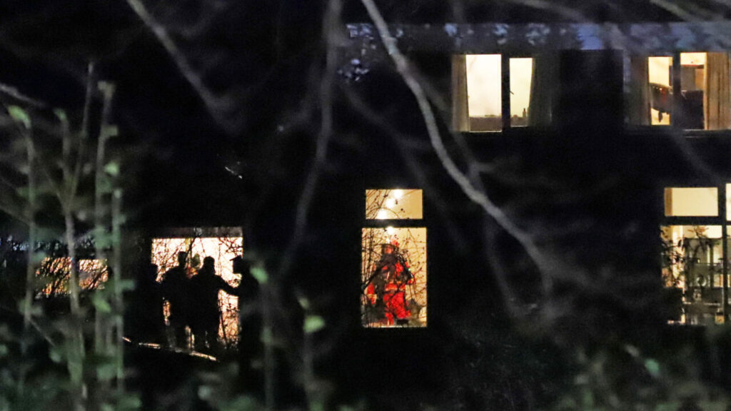 Brandweer onderzoekt lucht in huis aan de Borgweg Scharmer