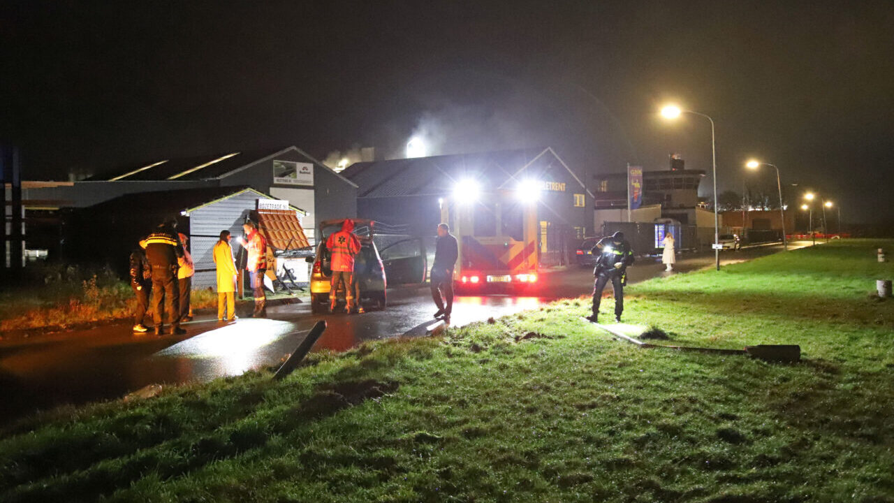 Auto botst tegen paal op Korte Groningerweg, Foxhol