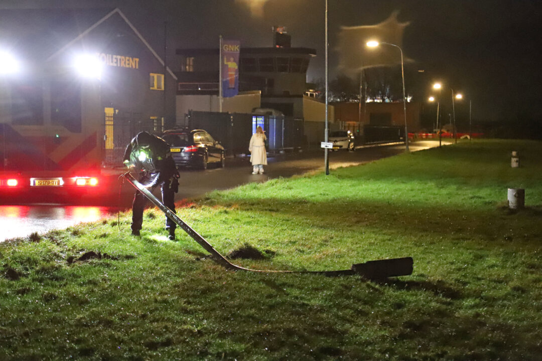 Auto botst tegen paal op Korte Groningerweg, Foxhol