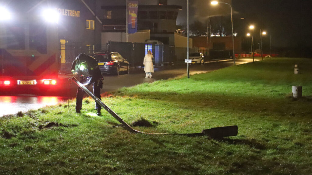 Auto botst tegen paal op Korte Groningerweg, Foxhol