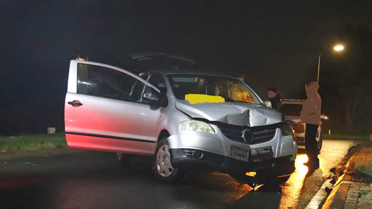 Auto botst tegen paal op Korte Groningerweg, Foxhol