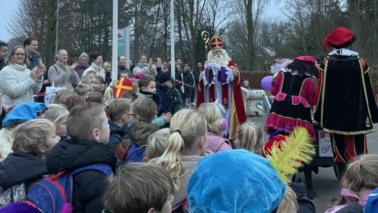 Sint bezoekt Amerika school en peuters in Noordbroek