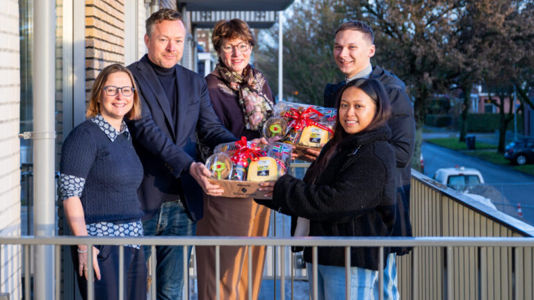 Overdracht nieuwbouw Winkelhoek in Hoogezand