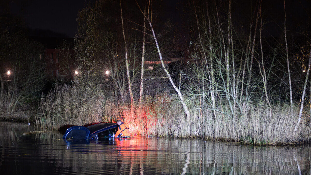 Bestuurder vlucht na crash op rotonde aan de Vosholen in Sappemeer
