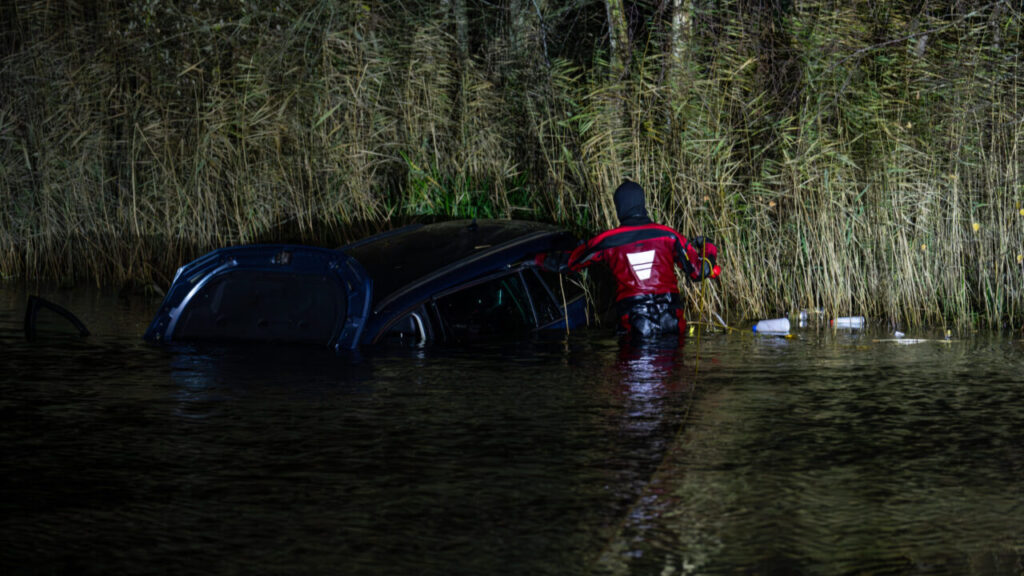Bestuurder vlucht na crash op rotonde aan de Vosholen in Sappemeer