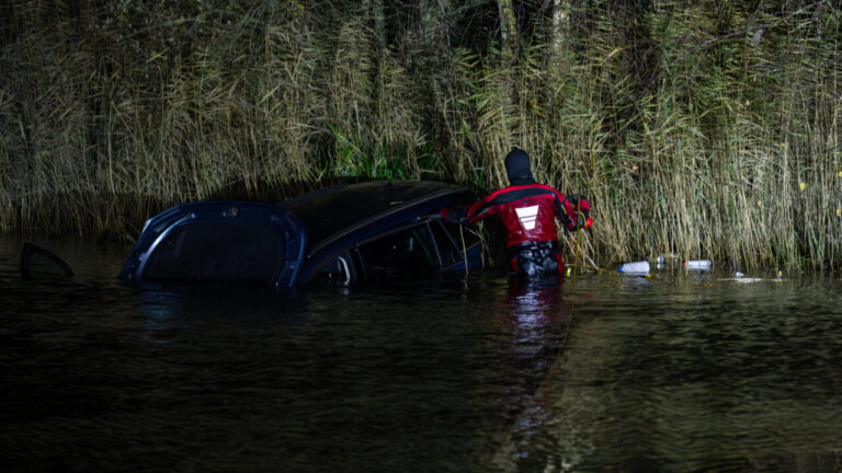 Bestuurder vlucht na crash op rotonde aan de Vosholen in Sappemeer