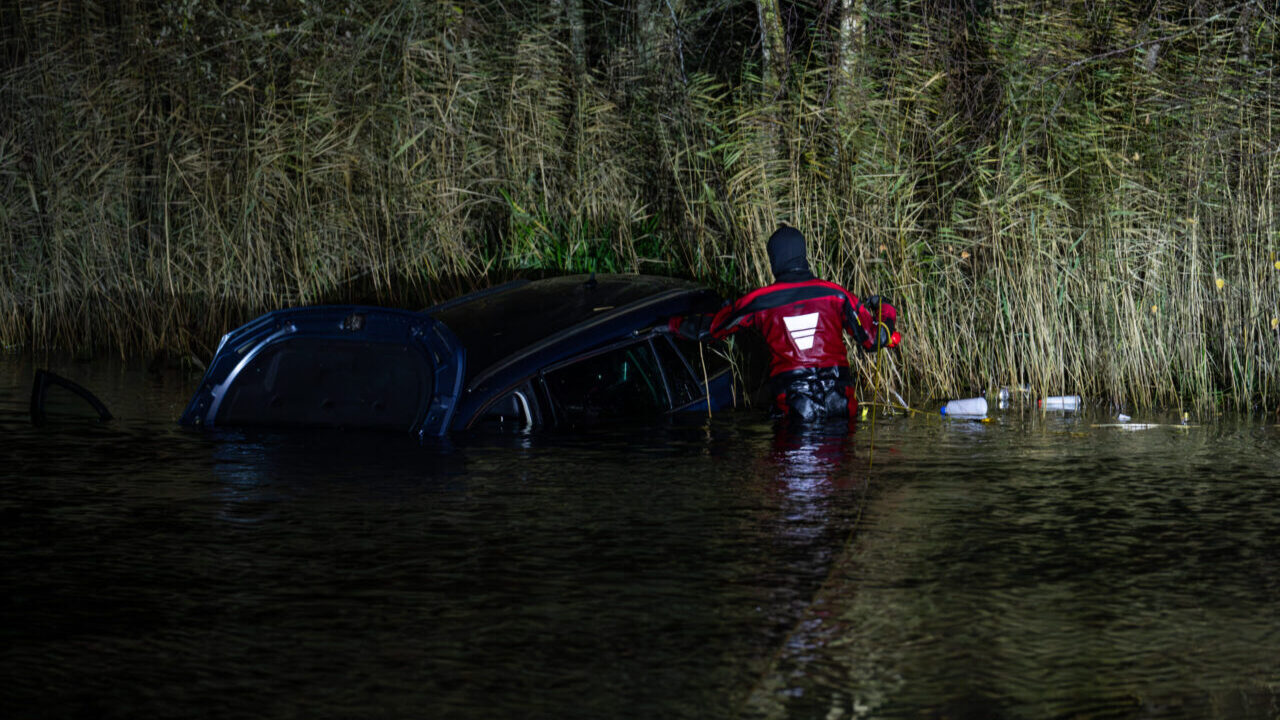 Bestuurder vlucht na crash op rotonde aan de Vosholen in Sappemeer
