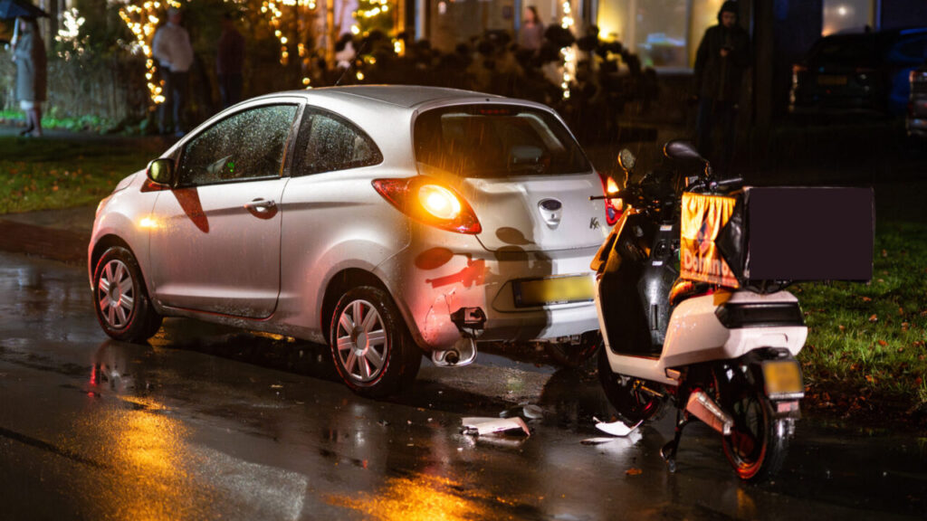 Pizzabezorger gewond bij botsing op de Kalkwijk in Hoogezand