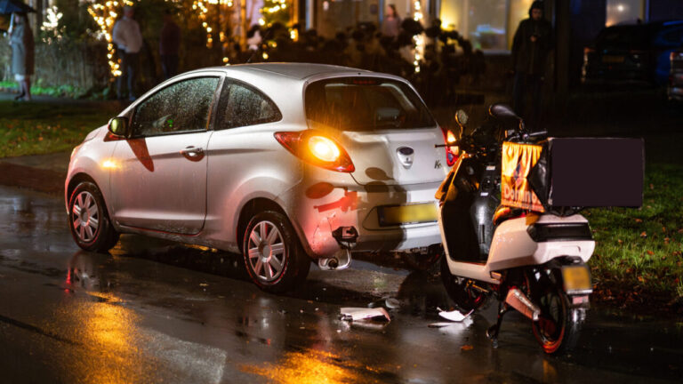 Pizzabezorger gewond bij botsing op de Kalkwijk in Hoogezand