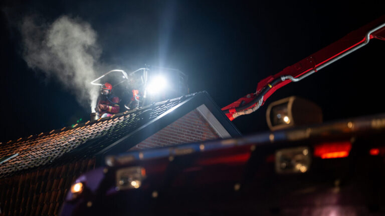 Weg afgezet na schoorsteenbrand aan de Hoofdstraat in Hoogezand