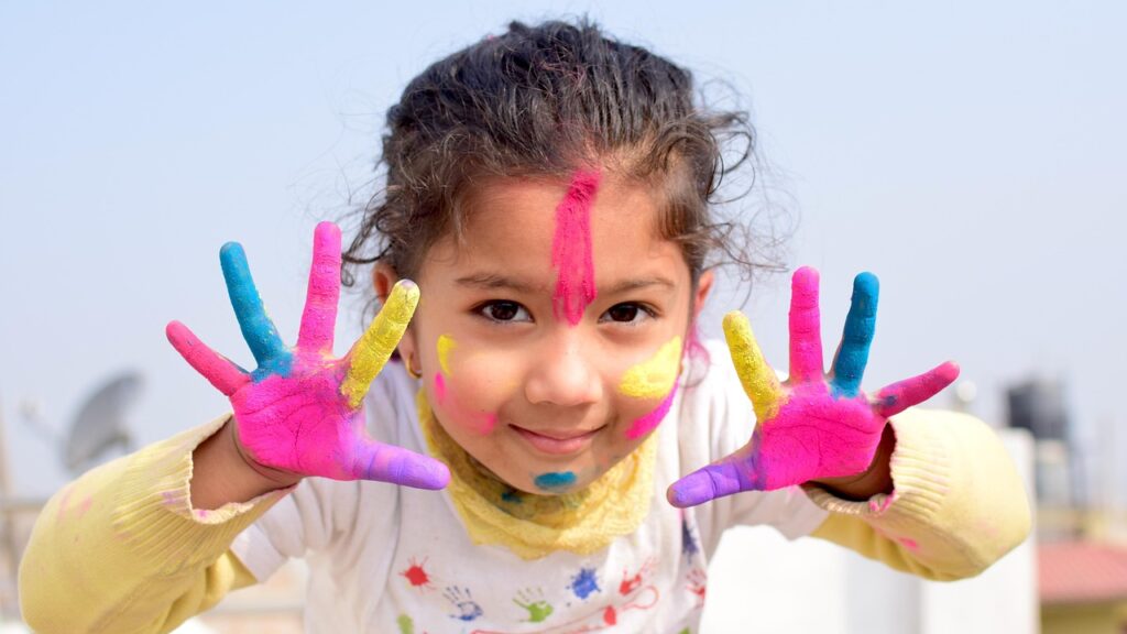 Meisje, verf aan handen (pixabay)