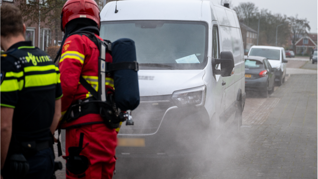 Bedrijfsbusje vol rook op Judith Leysterstraat in Hoogezand