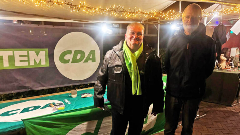 Gerben Stellingwerf (links) Harry Wind (rechts) op de kerstmarkt Siddeburen 2025