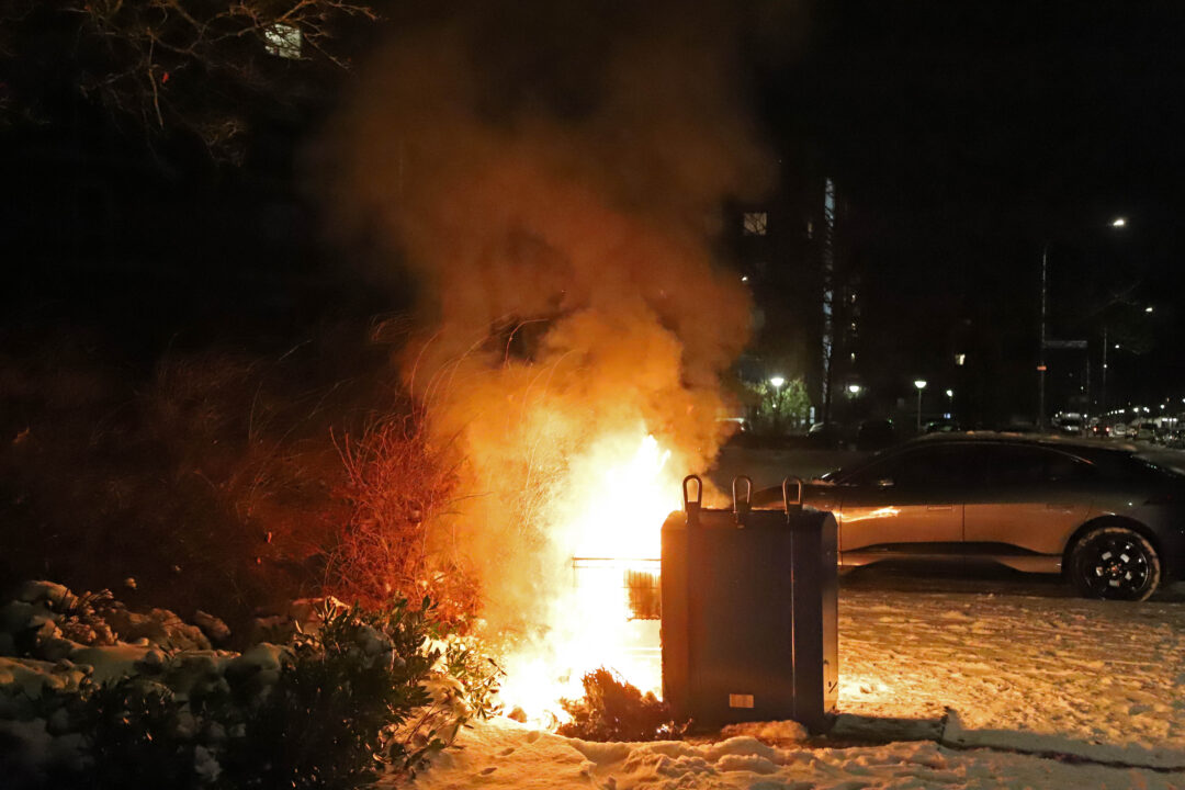 Brand in winkelwagen naast container Erasmusweg in Hoogezand