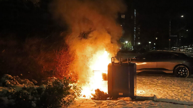 Brand in winkelwagen naast container Erasmusweg in Hoogezand