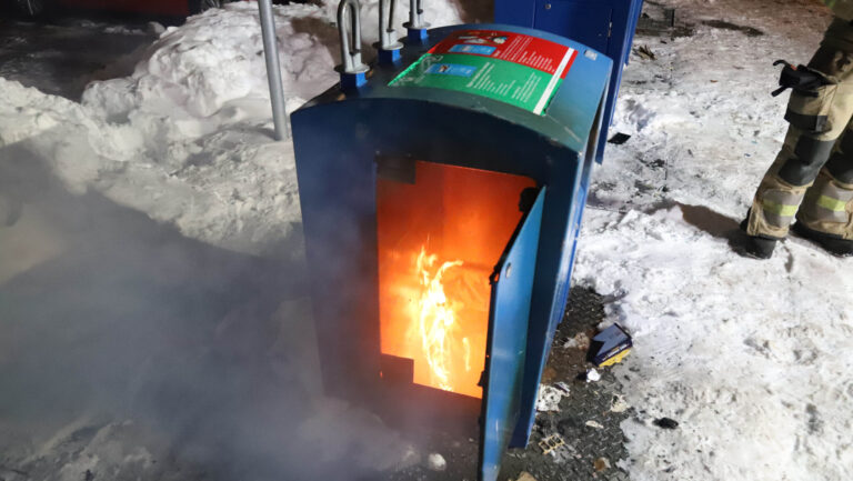 Papiercontainer in brand aan Spica in Hoogezand