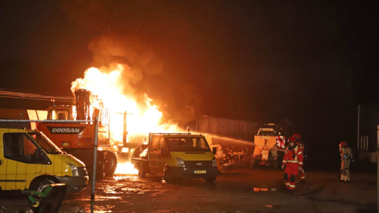 Tractor uitgebrand op de Industrieweg in Hoogezand