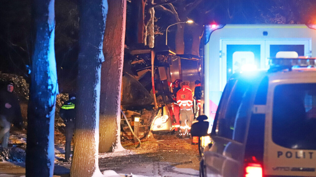 Bus botst tegen boom op Hoofdweg Scharmer
