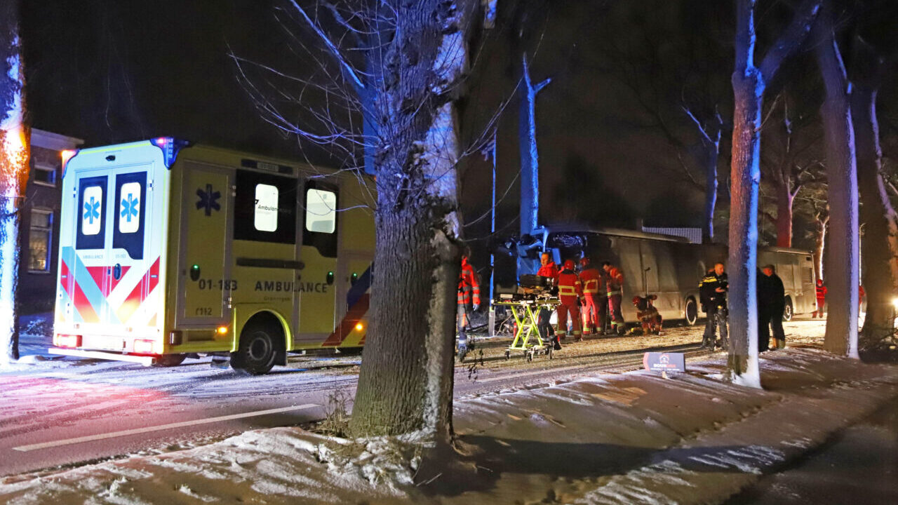 Bus botst tegen boom op Hoofdweg Scharmer
