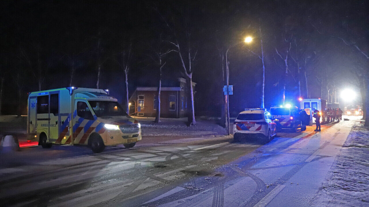 Bus botst tegen boom op Hoofdweg Scharmer