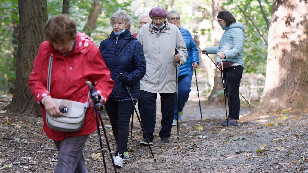 Ouderen wandelen