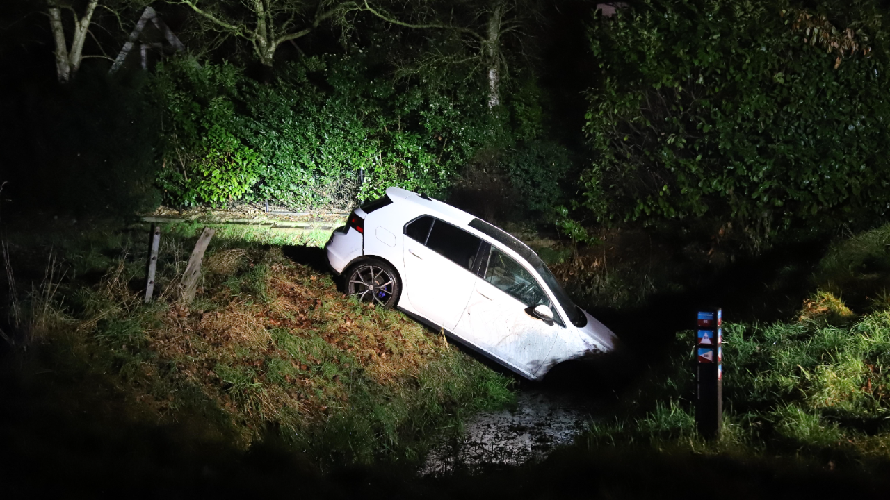 Auto in sloot Kolham 112