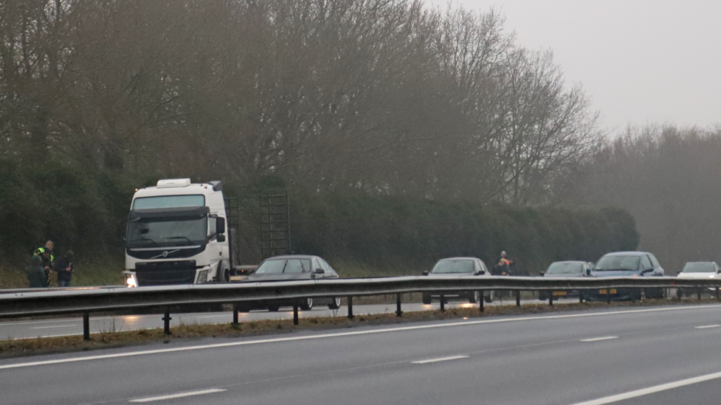 Auto en vrachtwagen botsen op de A7 bij Sappemeer