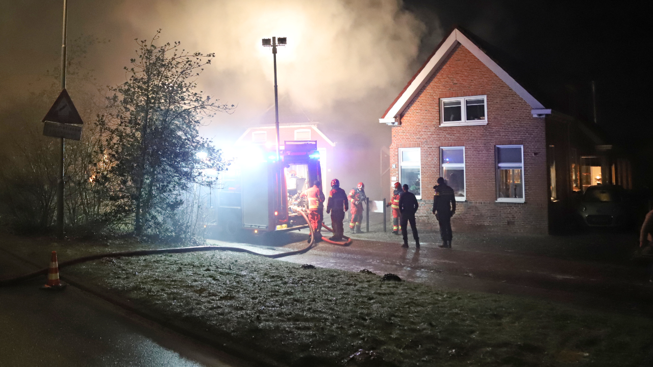 Uitslaande brand in schuur aan Noordbroeksterstraat