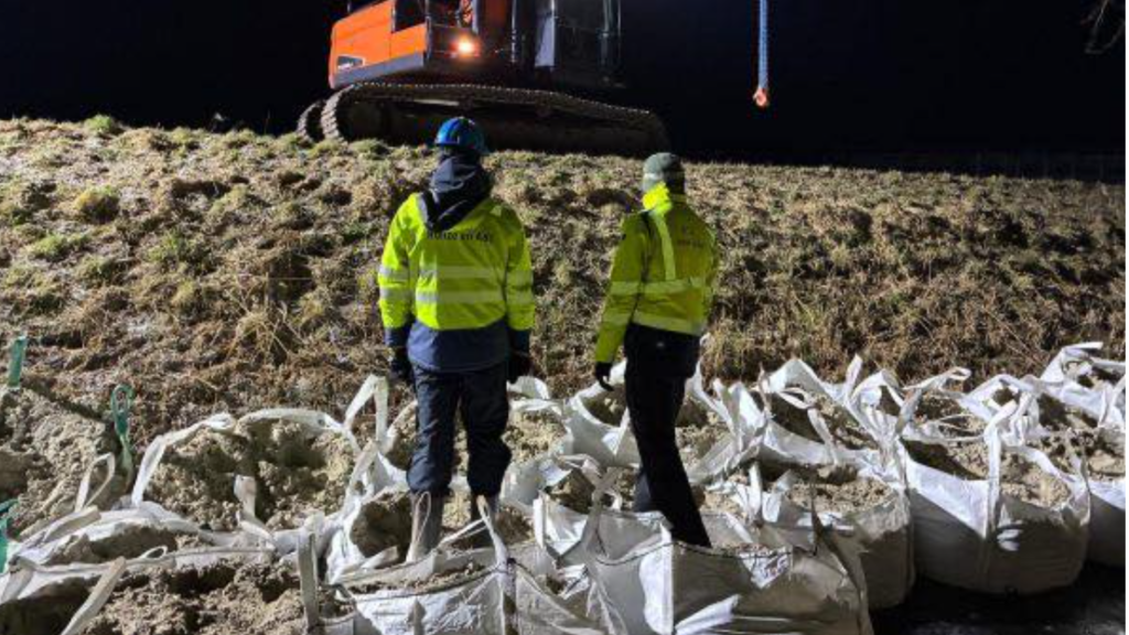 Scheur in dijk Schildwolde, foto Hunze en Aa's