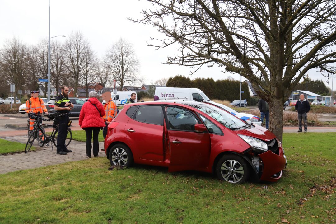 Auto tegen boom op rotonde Hoogezand