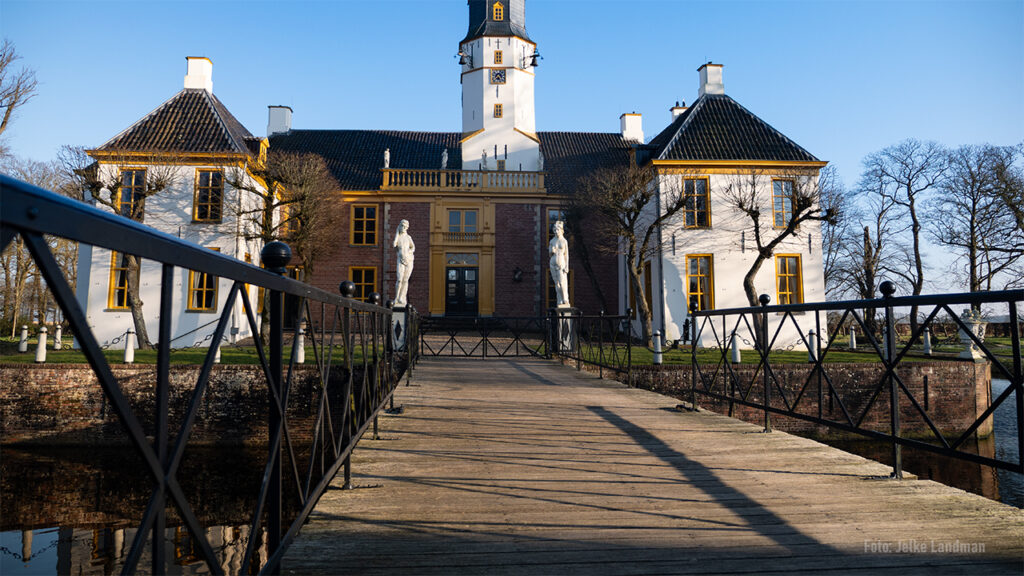 Slochteren _ De Fraeylemaborg (vanaf brug) (1280 720)