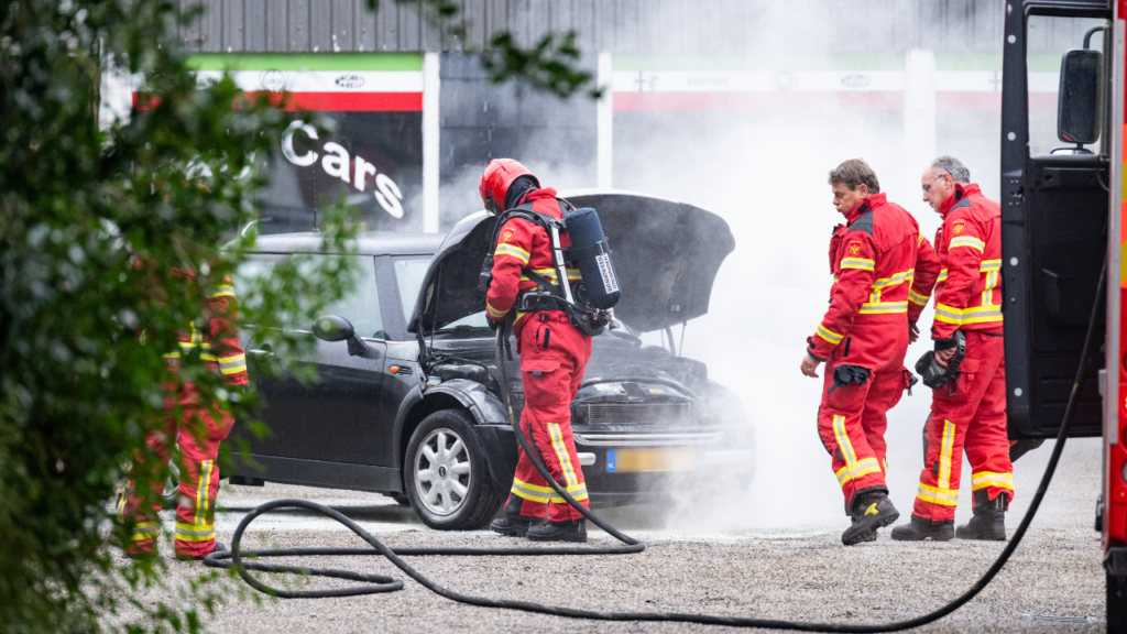 Auto brandt bij garage Noorderstraat, Sappemeer