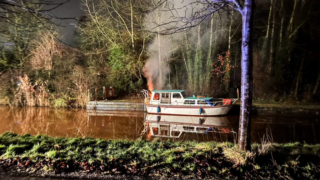 Jacht in brand in Hoogezand