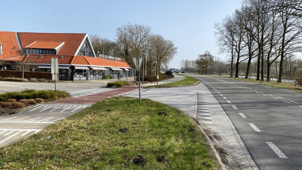 Rijksweg-West (N860). Locatie van der Valk