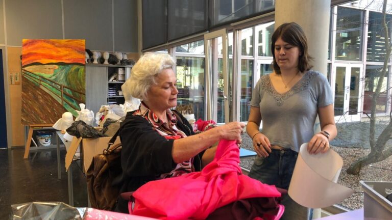 Ontwerpster Els Westerhof in gesprek met Sanniek uit havo-4.