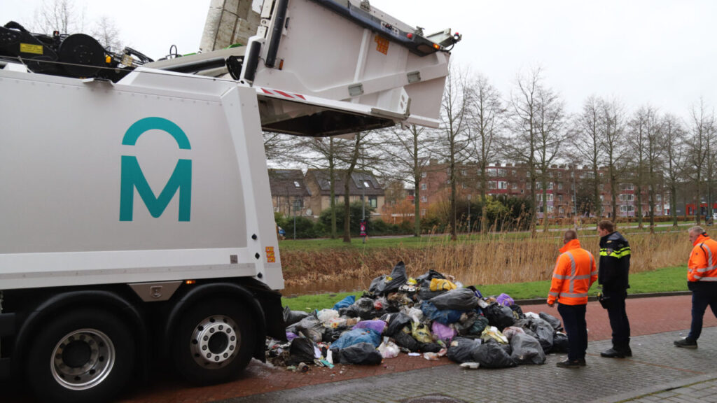Vuilniswagen lost afval na rook in Hoogezand